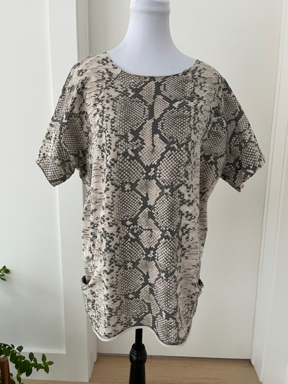 WI & CO Short Sleeve Tunic Snakeskin Python Print Casual Made Italy Comfy Chic